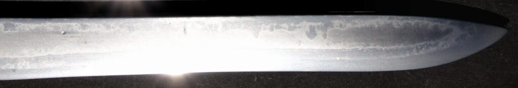 Eine gehärtete Klinge, die aus Eisenerzen hergestellt wurde.
