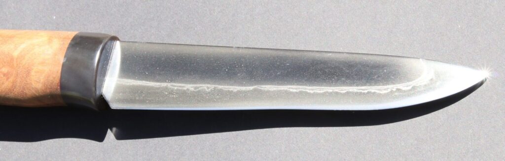 Ein aus Eisenerzen hergestelltes Messer.