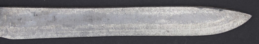 Eine-aus-brasilianischem-Eisenerz-im-Rennofen-hergestellte-Klinge-nach-der-Hartung