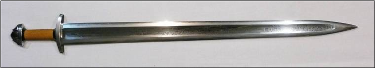 Eine Torsionsklinge aus beiden Stahltypen. Die Schneidleiste entspricht dem historischen, der tordierte Mittelteil ist "Damaszenerstahl", der in Originalen nie so gefunden werden kann.