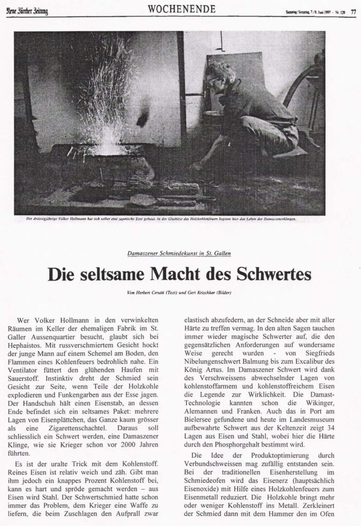 Ein Zeitungsbericht der NZZ, Die seltsame Macht des Schwertes, 1997 über die Schmiedearbeit von Volker Hollmann. Man sieht in vor dem Schmiedefeuer sitzend.
