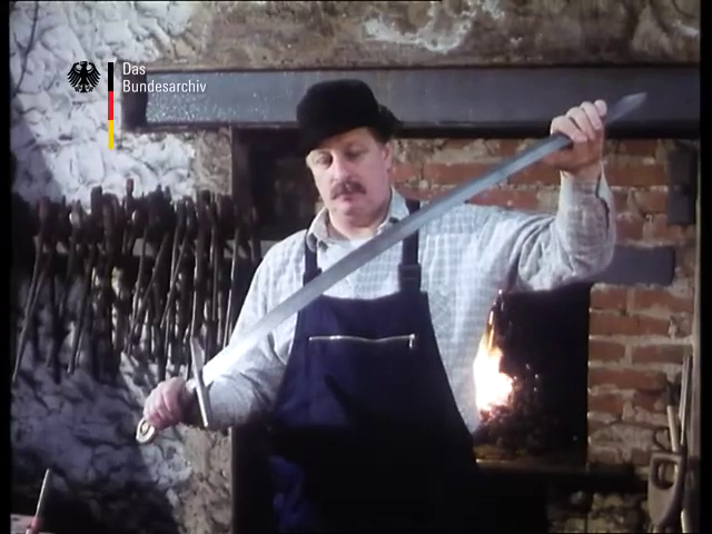 Manfred Sachse im Deutschlandspiegel 1988. Er demonstriert die Elastizität eines Schwertes.