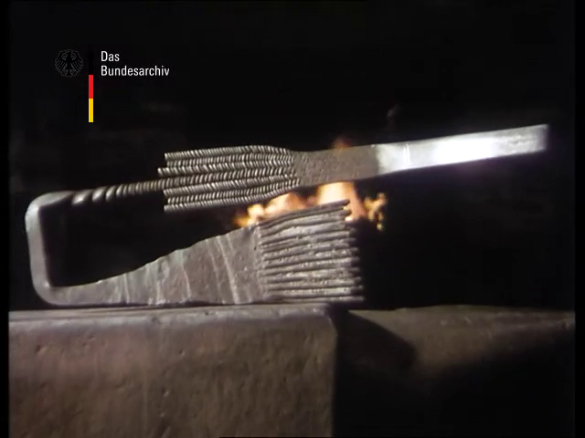 Manfred Sachse in Deutschlandspiegel 1988. Ein Stahlbarren aus Industrie Stahl als Anschauungsobjekt.